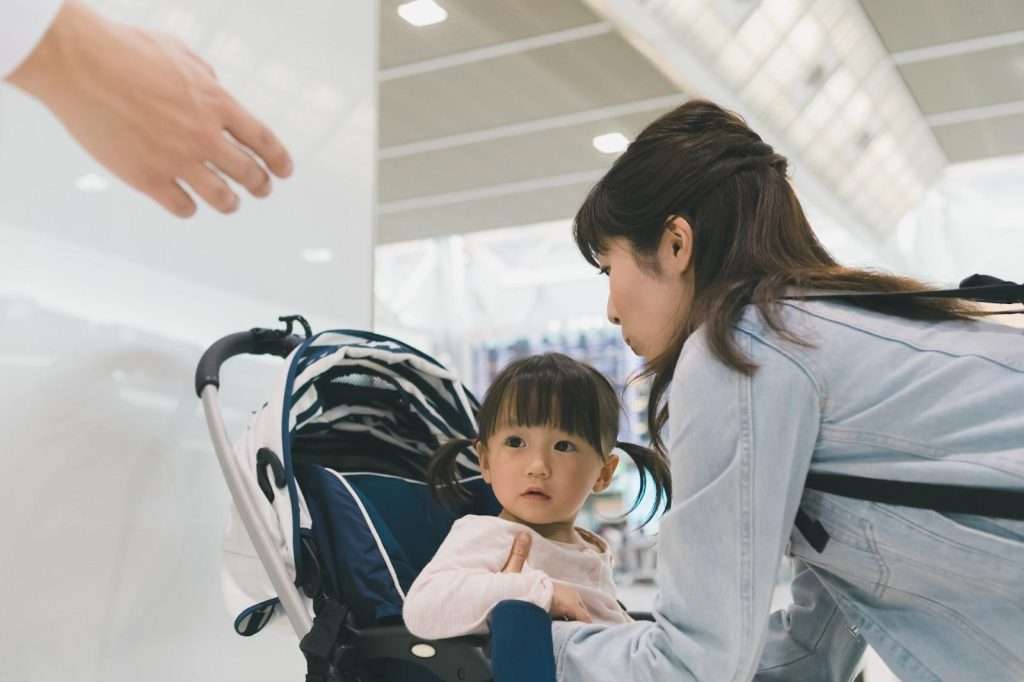 飛行機にベビーカーを持ち込みできる?預け方の注意点や便利なサービスを徹底解説;