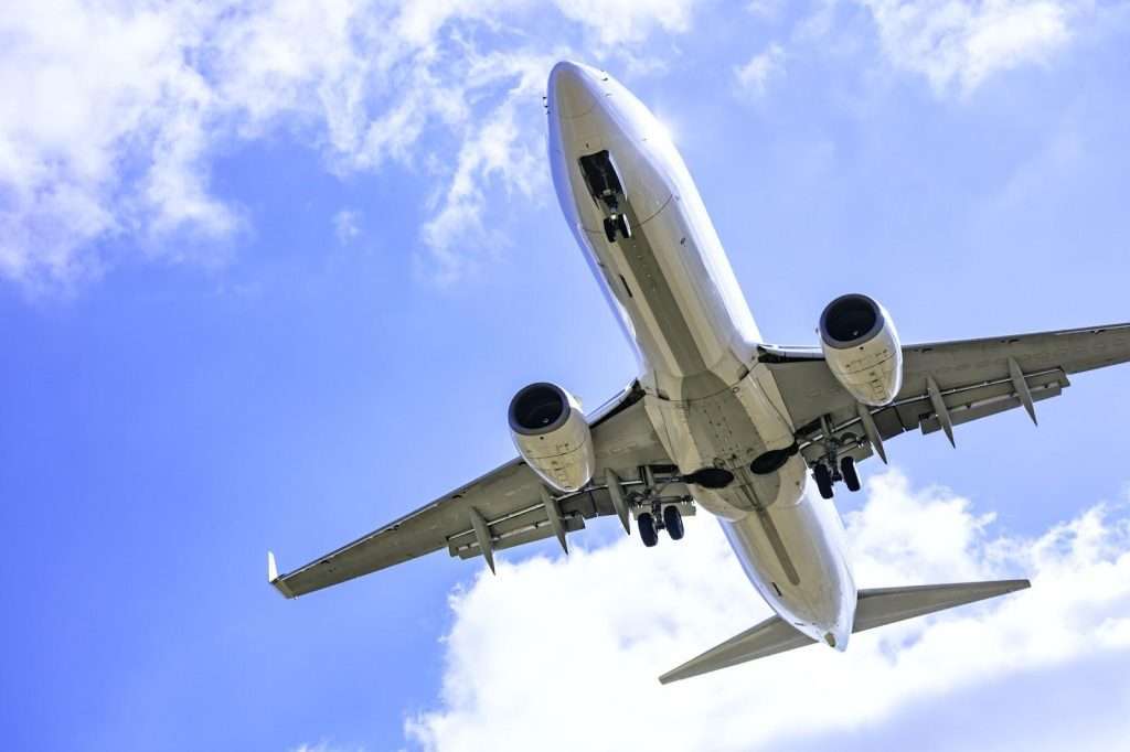 飛行機にサンダルはダメ?マナーや快適なサンダルの選び方を紹介;